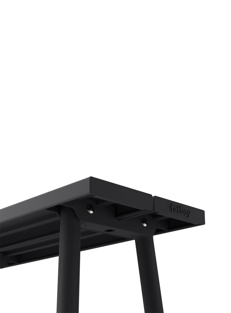 Le banc Fred’s présente une structure en aluminium robuste, une surface lisse facile à nettoyer et un design léger à déplacer.