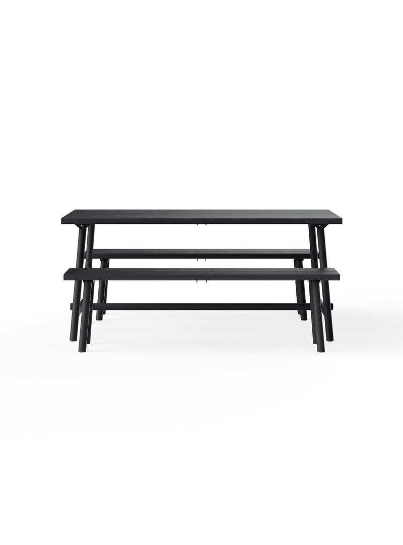 Une table Fred’s Medium et deux bancs Fred’s créent un ensemble repas extérieur moderne avec une assise flexible.