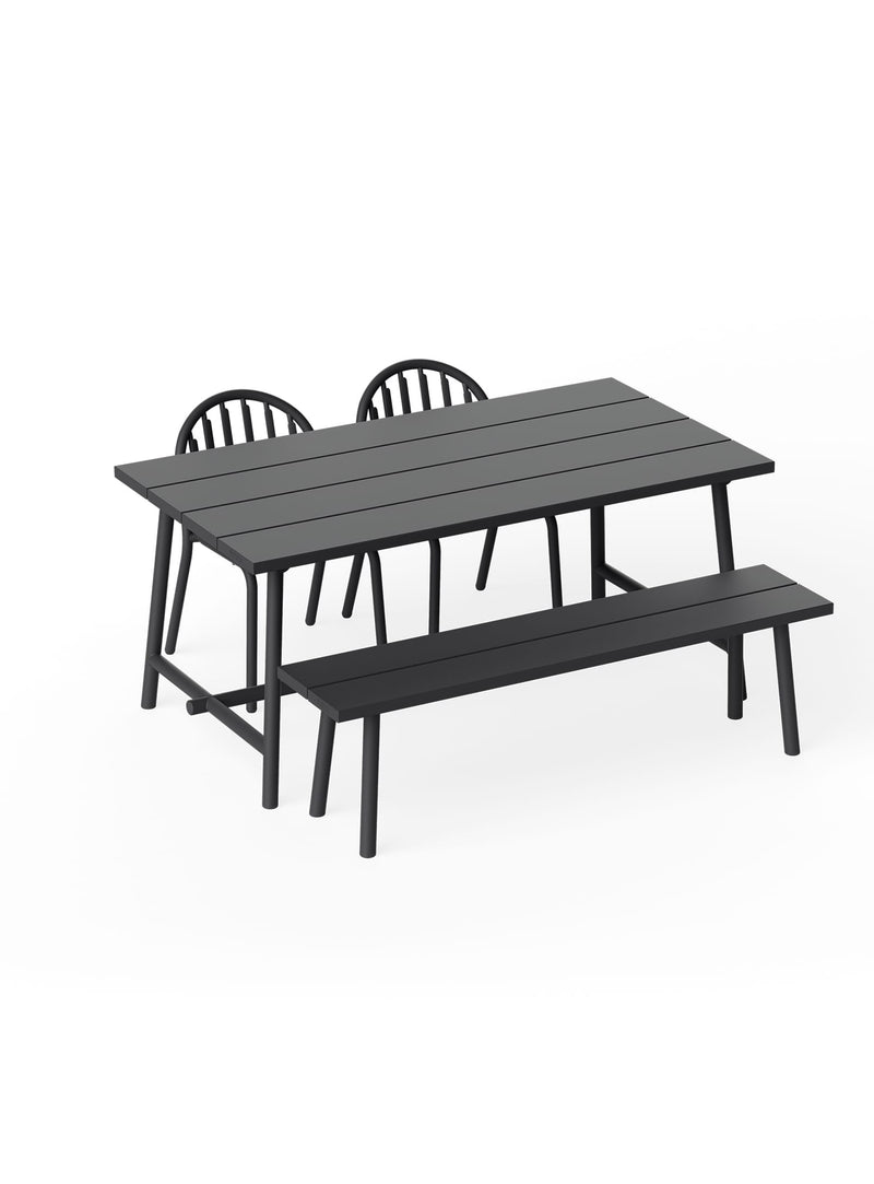 Une table, deux chaises et un banc composent l’ensemble Fred’s, offrant une assise flexible et un look extérieur épuré et cohérent.