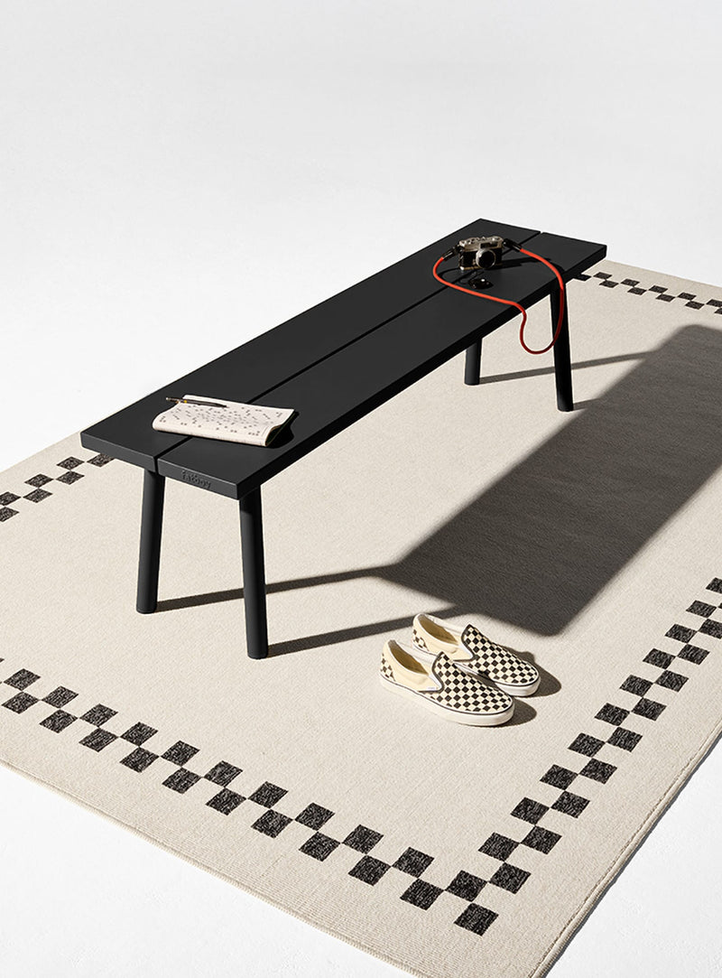 Le banc Fred’s combine des détails intelligents et un assemblage simple dans un design extérieur raffiné.