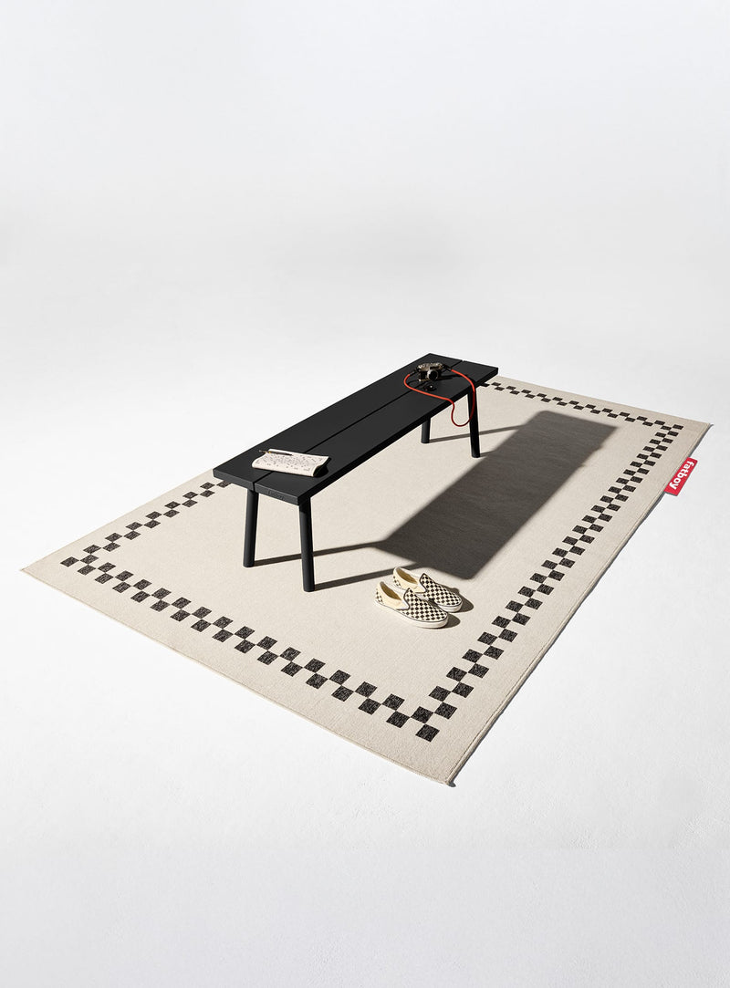 Moderne et polyvalent, le banc Fred’s apporte une assise structurée et une belle harmonie visuelle aux espaces extérieurs.