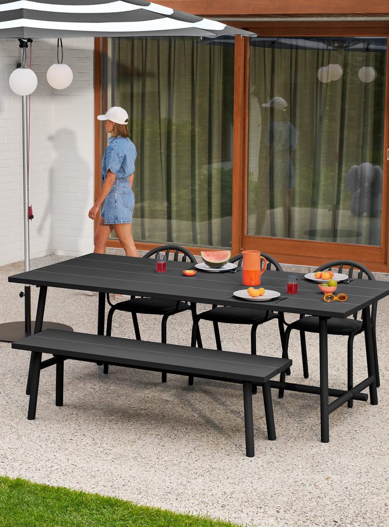 Avec ses 160 cm de largeur, le banc Fred’s accueille trois personnes et s’agence parfaitement aux tables Fred’s.
