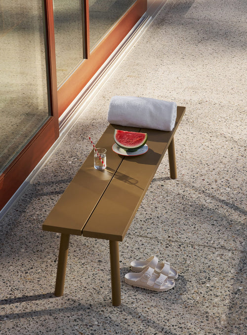 Le banc Fred’s est un banc d’extérieur moderne inspiré du pique-nique, offrant des lignes épurées et trois places confortables.