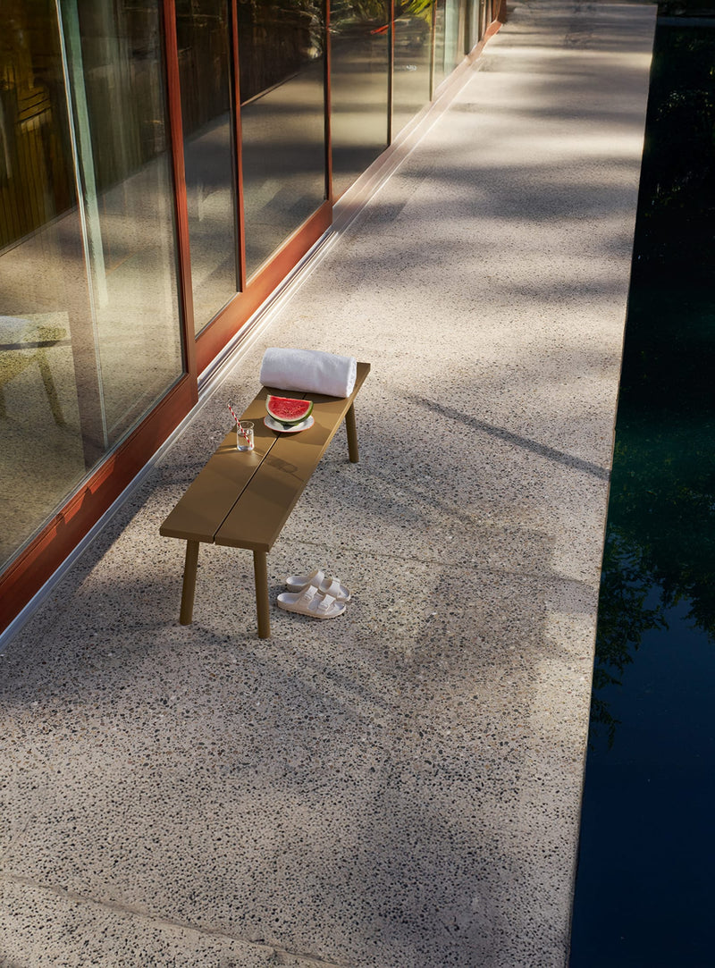 Léger mais robuste, le banc Fred’s est fabriqué en aluminium durable et conçu pour un usage extérieur quotidien.