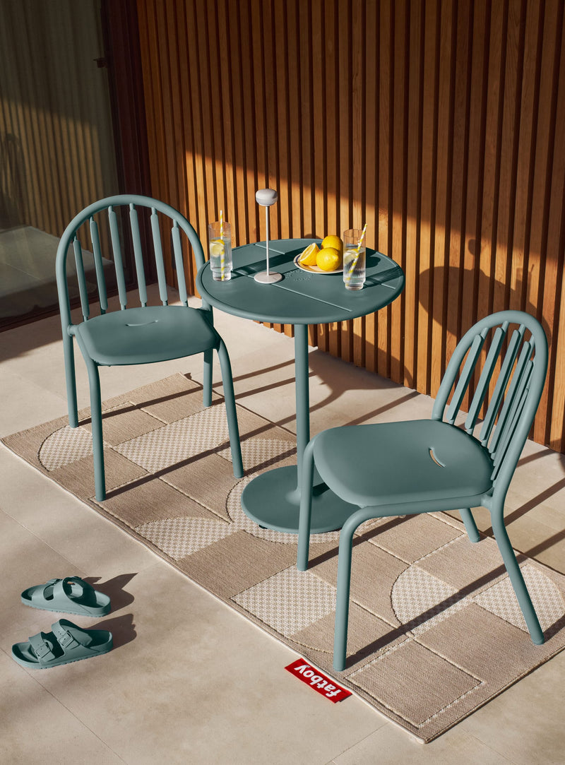 Table Fred Bistreau par Fatboy – aluminium durable, pieds ajustables, idéale pour les terrasses et balcons au Canada.