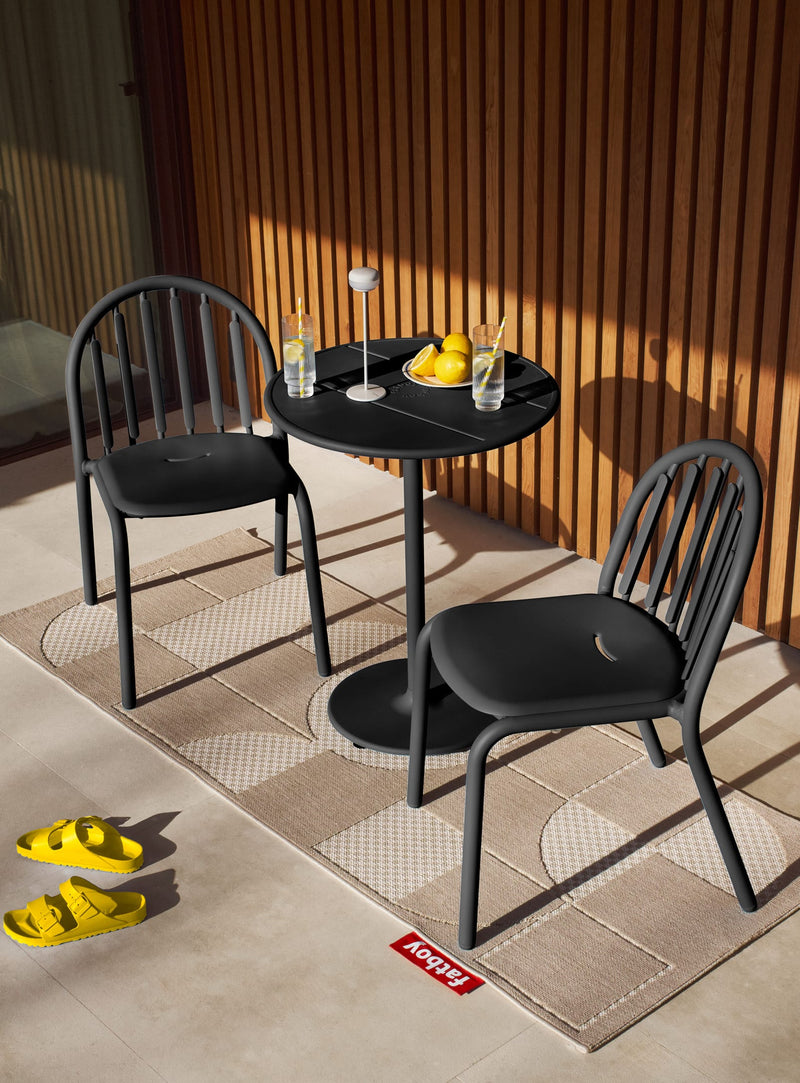 Ensemble Bistro Fred sur une terrasse avec une table compacte et deux chaises en anthracite élégant, parfait pour les espaces extérieurs modernes.