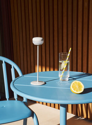 Gros plan sur la table Fred's Bistreau mettant en avant une table ronde durable avec pieds réglables et base lestée, idéale pour les petits espaces extérieurs.