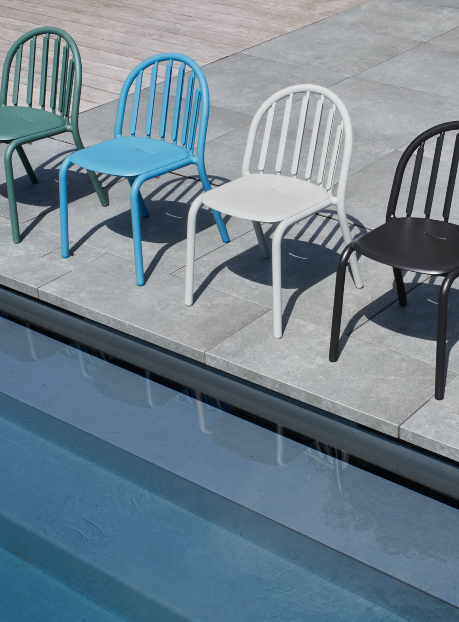 Chaise Fred par Fatboy pour l'extérieur en aluminium conçu pour résister aux conditions météorologiques canadiennes, offrant une résistance aux UV et une durabilité toutes saisons pour votre terrasse ou votre jardin.
