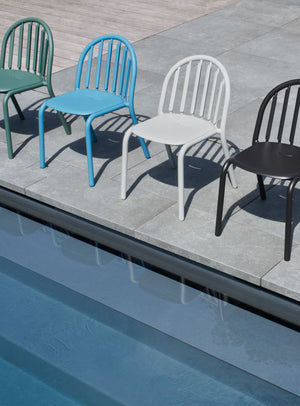 Chaise Fred par Fatboy pour l'extérieur en aluminium conçu pour résister aux conditions météorologiques canadiennes, offrant une résistance aux UV et une durabilité toutes saisons pour votre terrasse ou votre jardin.