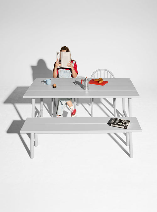 La table Fred’s Medium est une table d’extérieur au style pique-nique moderne, offrant quatre à six places pour les patios et espaces extérieurs.