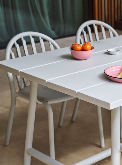 Salle à manger de patio Fred’s, design contemporain en aluminium léger, idéal pour repas extérieurs en famille.