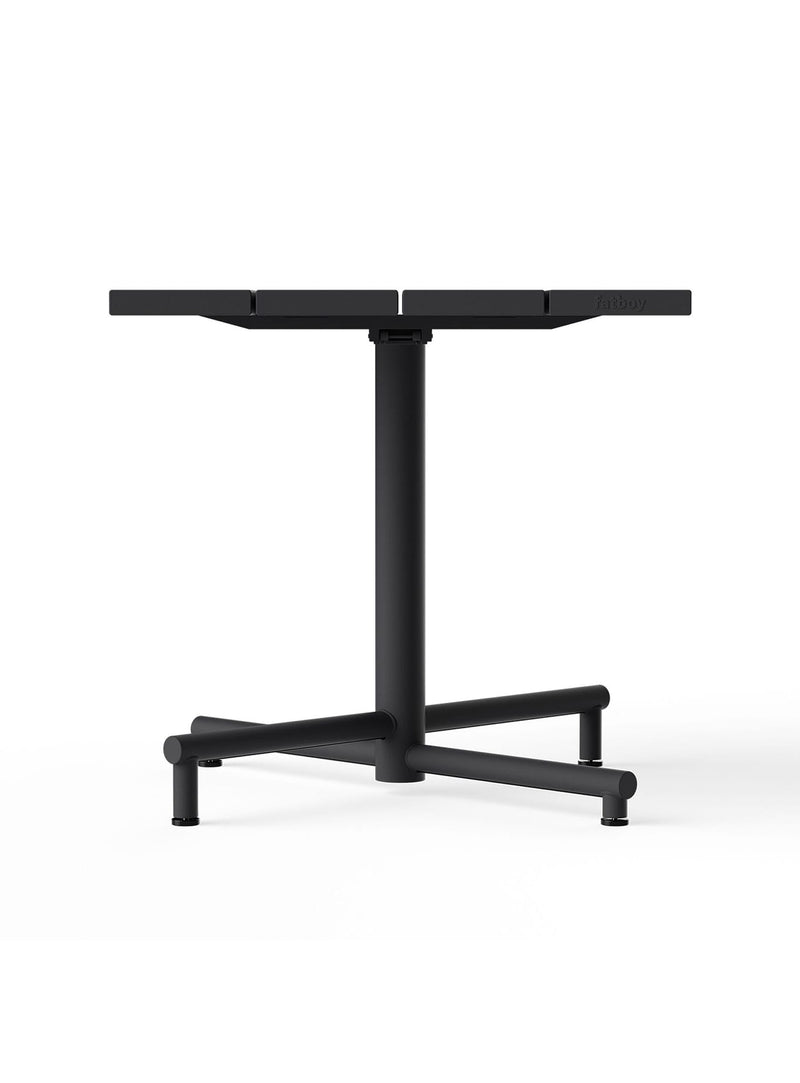 Gros plan sur Fred’s Square Bistreau : finition en aluminium robuste et lignes nettes qui dévoilent sa qualité.