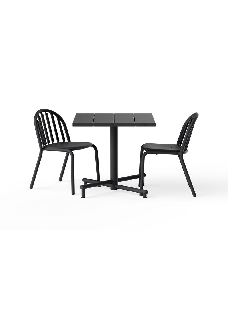 Ensemble bistro Fred’s en Anthracite avec table carrée 80 × 80 cm et deux chaises empilables pour l’extérieur.