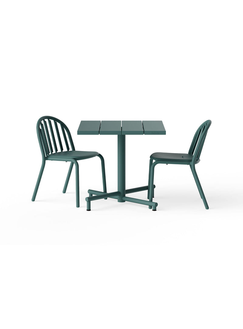 Ensemble bistro Fred’s en vert sage avec table carrée 80 × 80 cm et deux chaises empilables pour l’extérieur.