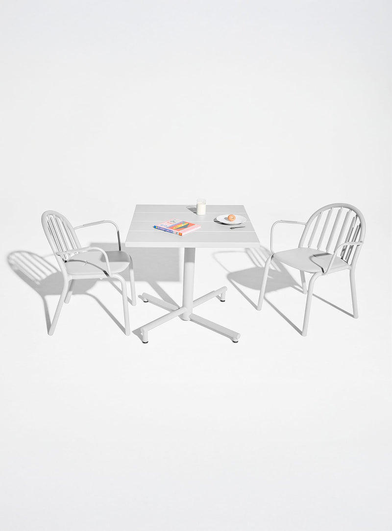 Fred’s Square Bistreau en aluminium se nettoie facilement et garde un look impeccable.