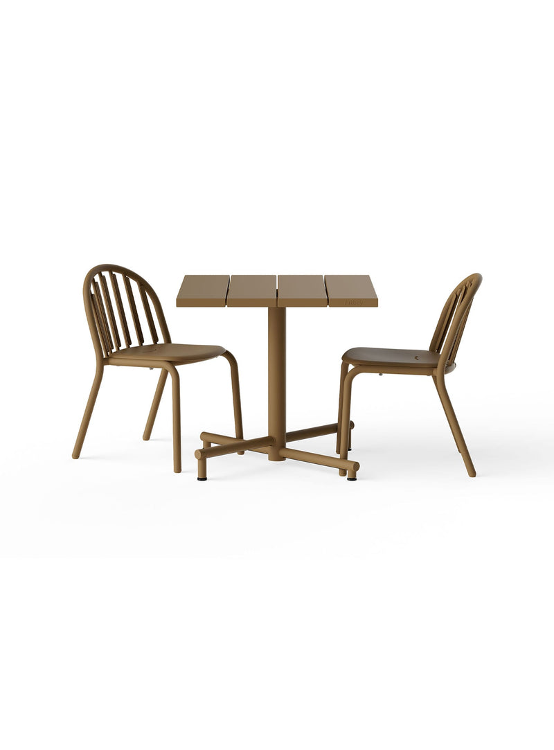 Ensemble bistro Fred’s en Mochaccino avec table carrée 80 × 80 cm et deux chaises empilables pour l’extérieur.