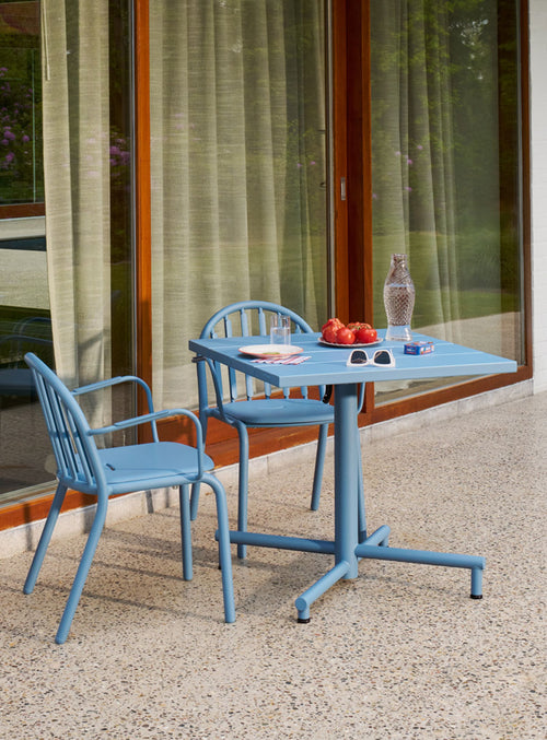 Table carrée 80 × 80 cm et chaises ergonomiques en aluminium pour un bistro extérieur durable et moderne.