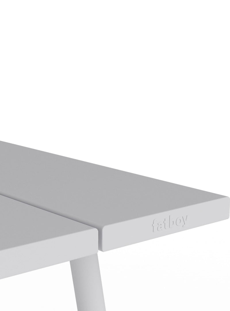 Table Fred par Fatboy – design moderne, aluminium durable, idéale pour repas extérieurs sur patios et jardins au Canada.