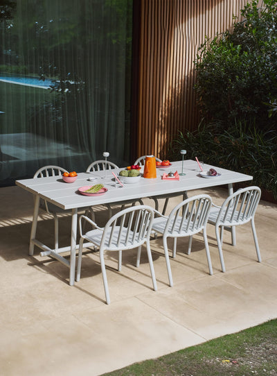 Table Fred de Fatboy – grande table d'extérieur en aluminium, résistante aux UV, parfaite pour accueillir 6 à 8 personnes au Canada.