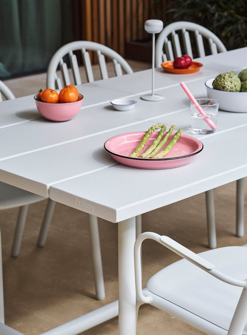 Table Fred par Fatboy – aluminium durable, pieds pliants, idéale pour les dîners en extérieur sur terrasses et jardins au Canada.