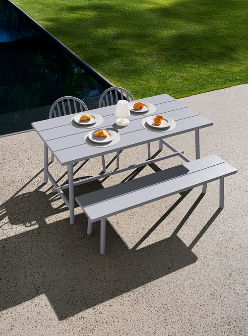Ensemble repas extérieur moderne pour 4 à 5, avec table Fred et chaises ou bancs. Durable, stylé et résistant.
