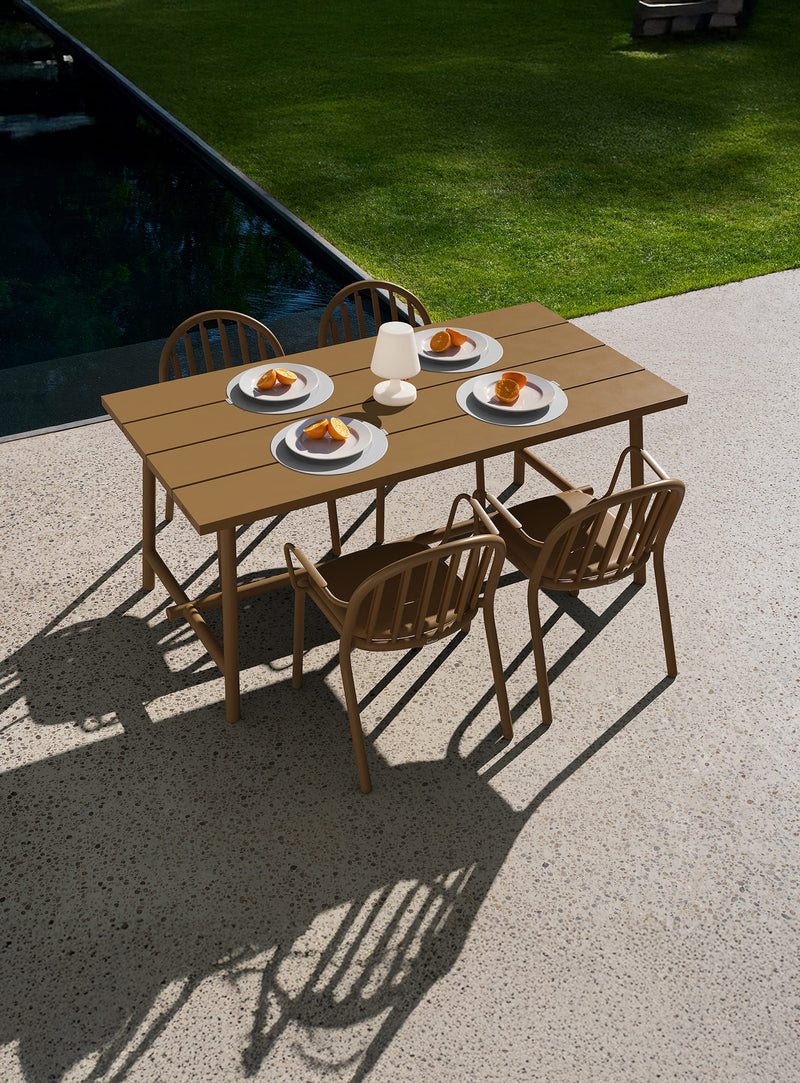 Un ensemble extérieur 4 à 5 places avec table Fred et chaises. Aluminium durable, design pratique.