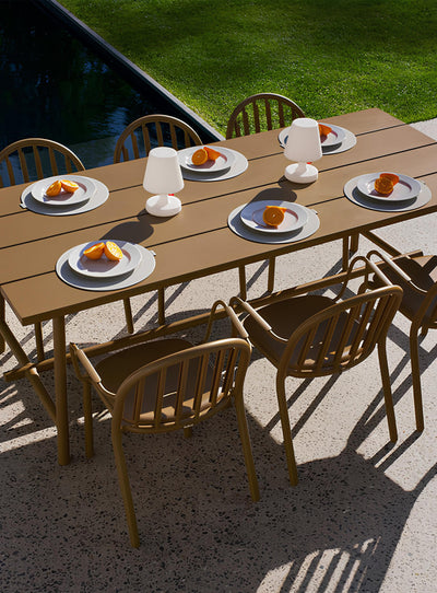 Table Fred d'extérieure de Fatboy – grande table en aluminium, résistante aux UV, parfaite pour accueillir 6 à 8 personnes.