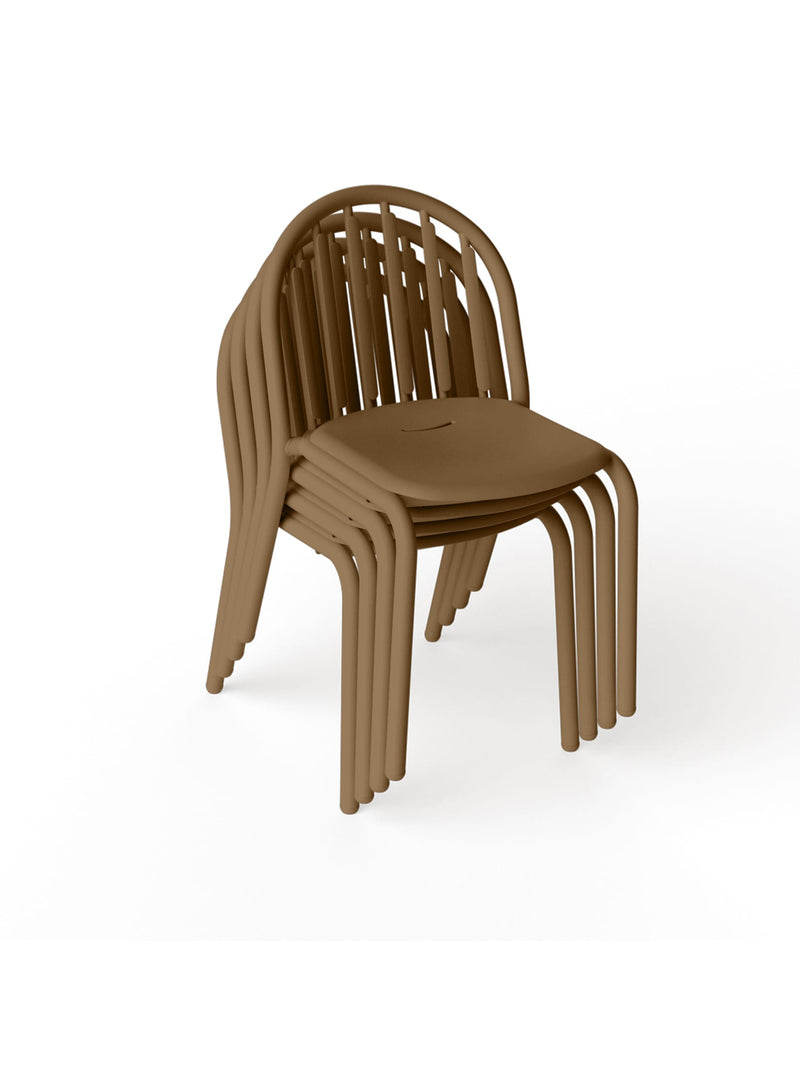Ensemble de 4 chaises d’extérieures en aluminium au style moderne, couleur mochaccino, durable et résistante aux conditions climatiques du Canada.