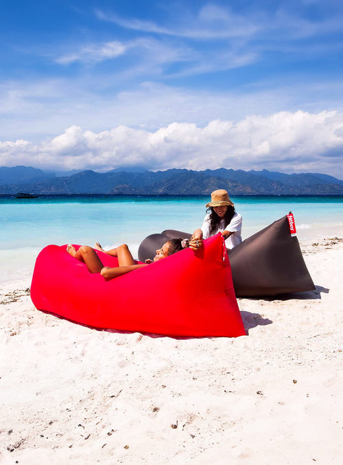 Lamzac de Fatboy : chaise longue gonflable durable, résistante aux UV et à l'eau, parfaite pour les Canadiens actifs et leurs aventures.