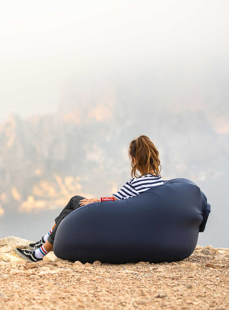 Fatboy Lamzac O : chaise gonflable légère, pliable et stylée, idéale pour la plage, les festivals et le plein air au Canada.