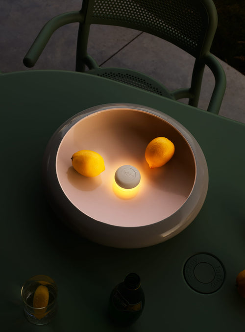 Lampe Oloha Fatboy : design unique en métal et LED magnétique, idéale pour table, mur ou décoration intérieure au Canada.
