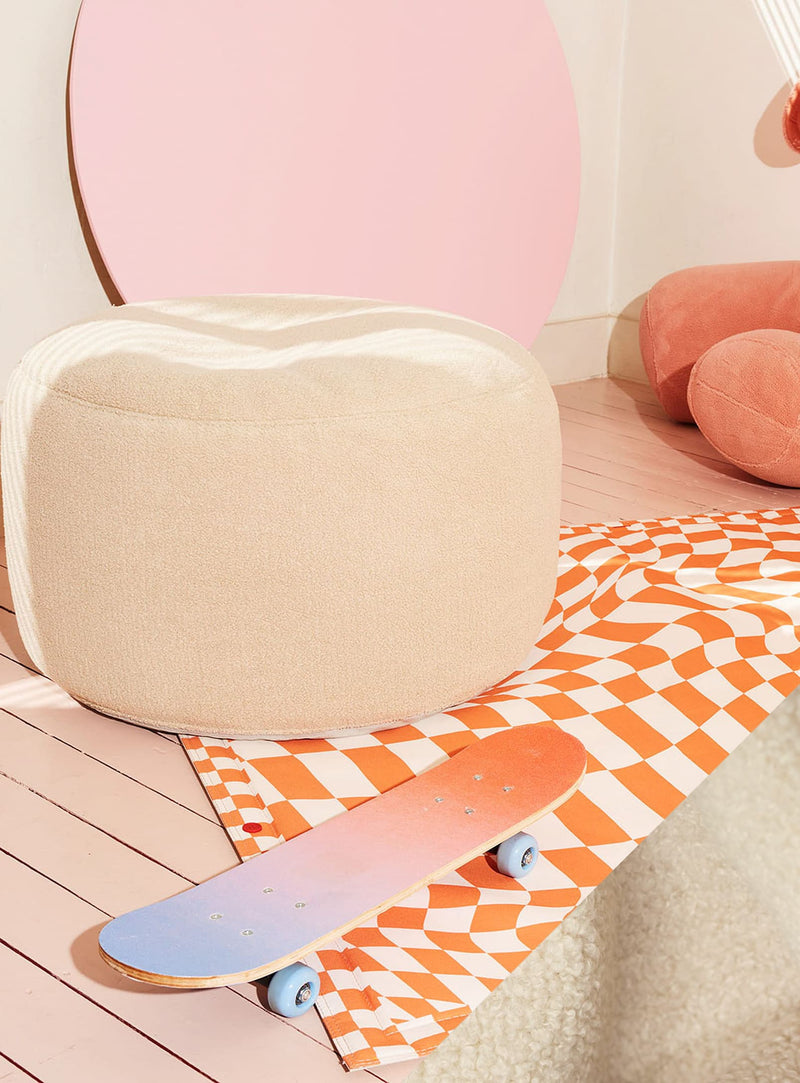 Le Fatboy Point Large Sherpa est un pouf surdimensionné au tissu sherpa ultra doux, offrant un confort moelleux et une touche de style unique aux intérieurs canadiens.