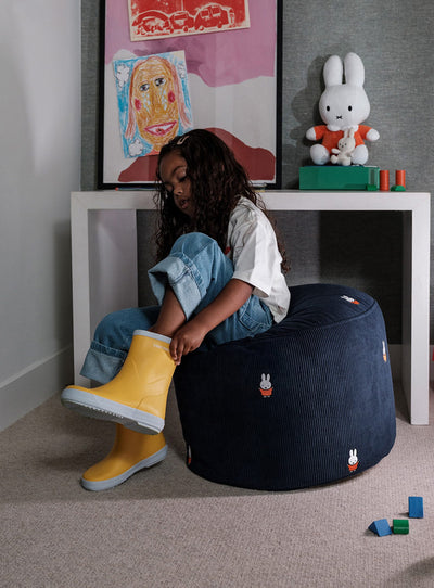 Pouf Point Cord x Miffy de Fatboy en velours côtelé bleu recyclé avec détails brodés de Miffy et texture douce.