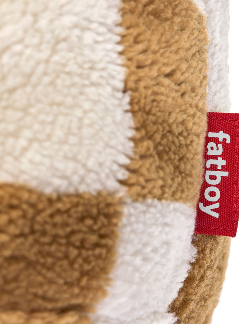 Gros plan sur le tissu Fatboy Point Teddy Chess en couleur Almond Cream, mettant en valeur la texture teddy à carreaux doux et les coutures de haute qualité.