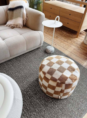 Ajoutez chaleur et texture à n’importe quelle pièce avec le Point Teddy Chess, un pouf moelleux à motifs carreaux, recouvert d’un tissu teddy doux et muni d’une base stable et antidérapante.