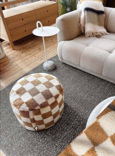Apportez douceur et style à votre intérieur avec le Fatboy Point Teddy Chess, un pouf à carreaux en tissu teddy moelleux, doté d’une base stable et antidérapante pour un confort absolu.