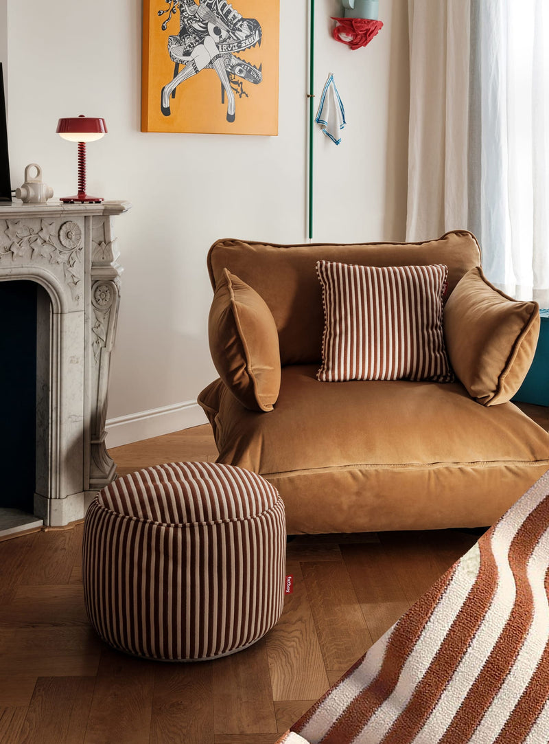 Le pouf Fatboy Point Terry en tissu éponge rayé Cognac Cream est un siège polyvalent qui s’utilise aussi bien comme repose-pieds que comme table d’appoint.