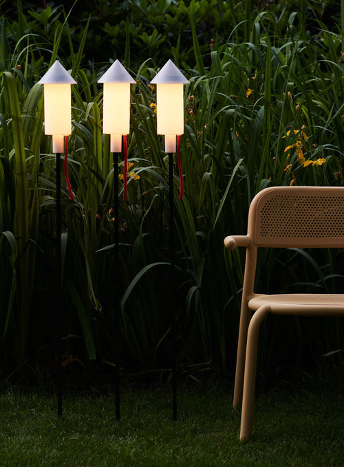 Lampes solaires Fatboy Prêt-A-Racket, éclairage LED automatique pour balcons, toits et jardins, design fusée unique et écoénergétique.