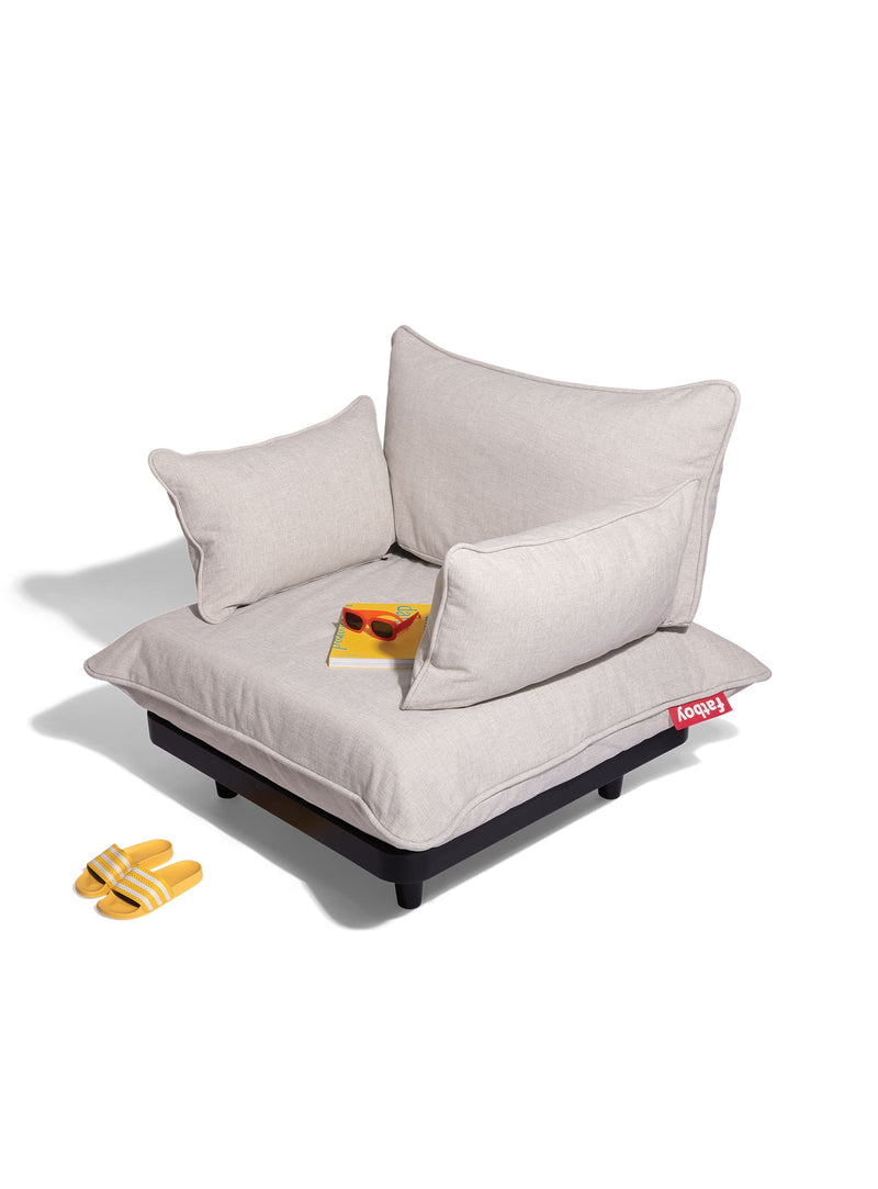 Relaxez dehors dans la chaise club Paletti, un fauteuil spacieux conçu avec des matériaux durables et résistants à l’eau.