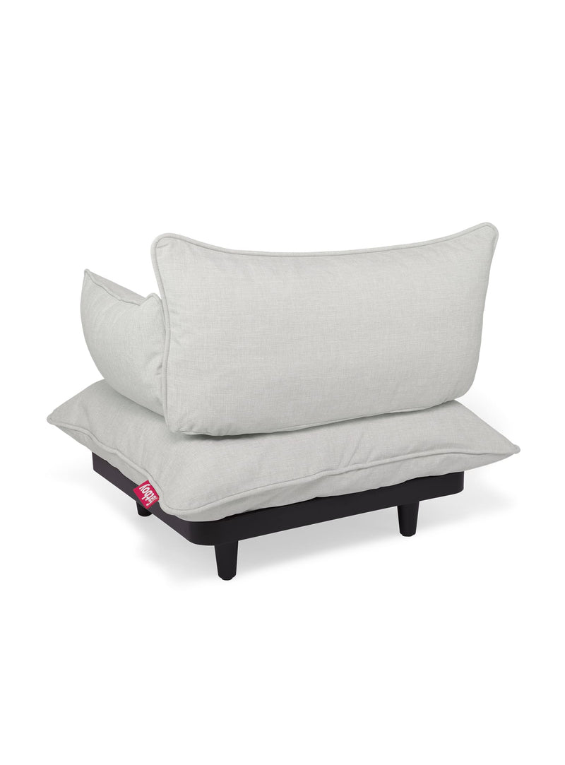 Installez-vous confortablement dans le fauteuil Paletti, un fauteuil lounge modulaire parfait pour profiter pleinement des journées d’été.