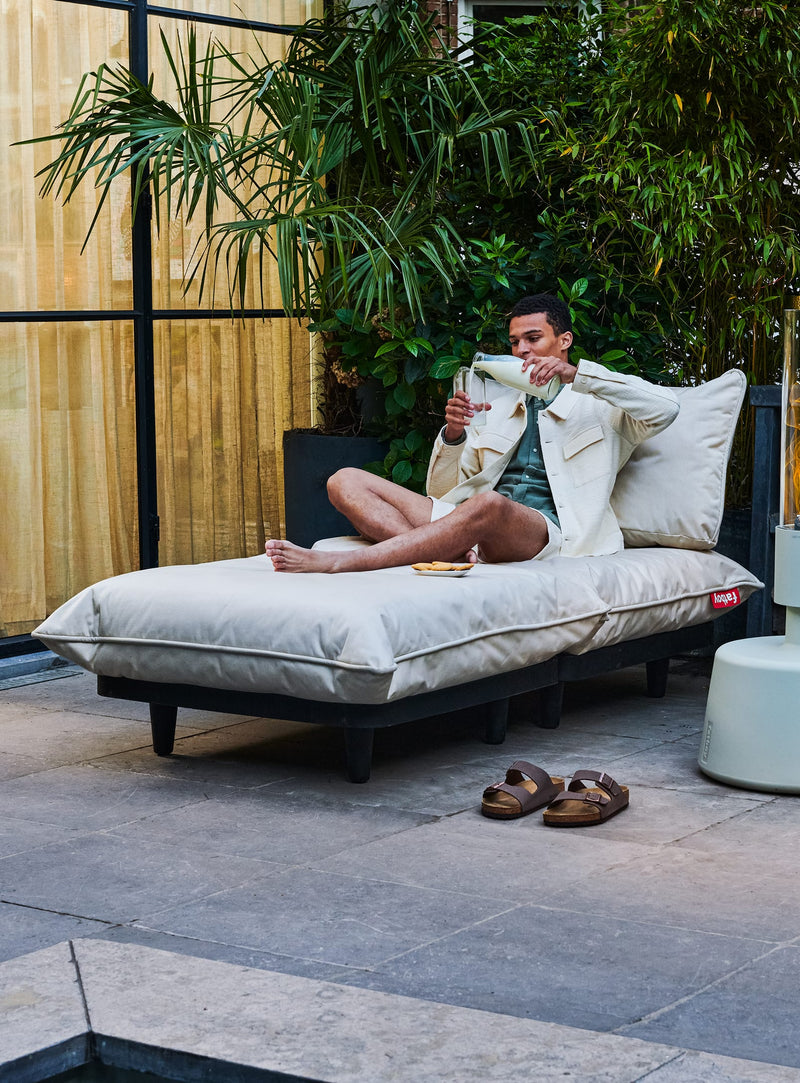 Embellissez votre jardin ou patio avec la chaise longue Paletti de Fatboy, synonyme de luxe en plein air, avec son confort, sa résistance à l&
