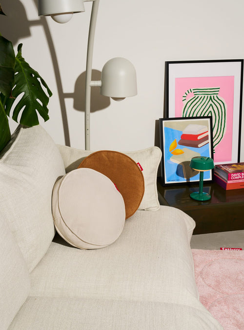 Coussin décoratif Cord Pillow en polyester recyclé : style velours côtelé, luxe durable pour intérieurs canadiens.