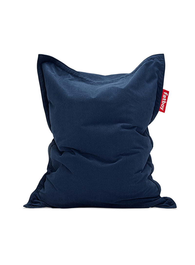 Pouf Slim Cord bleu foncé de Fatboy : en tissu côtelé recyclé, doux et durable, parfait pour un confort écoresponsable au Canada.