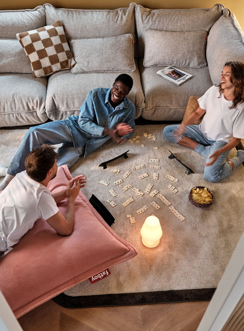Découvrez Slim Teddy, votre nouveau coin préféré pour relaxer. Avec son tissu moelleux et son format mince, ce pouf douillet rend chaque pièce plus accueillante.