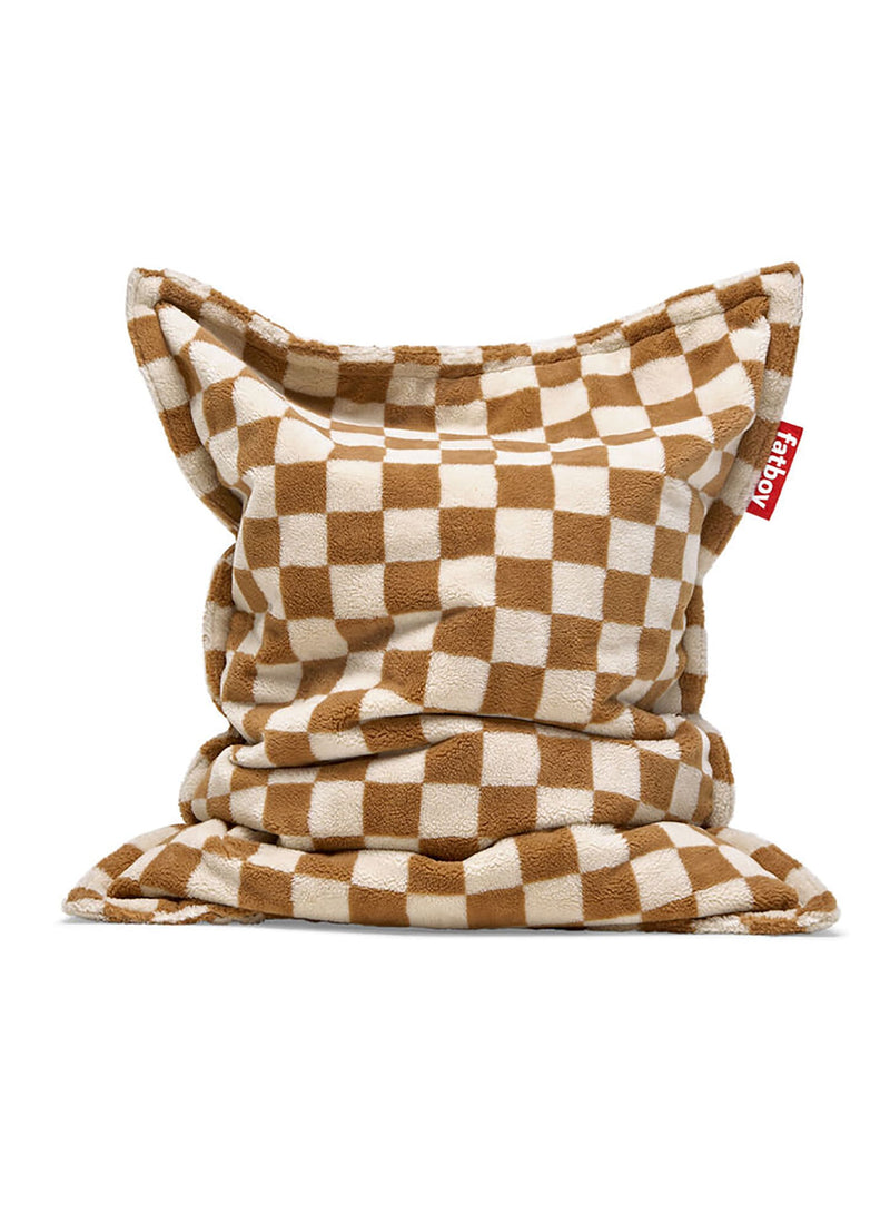 Pouf Slim Teddy Chess de Fatboy en Almond Cream, avec tissu teddy à carreaux et confort douillet de fabrication canadienne.