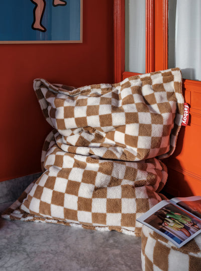 Pouf Slim Teddy Chess de Fatboy en Almond Cream avec tissu à carreaux doux, parfait pour se détendre confortablement à l'intérieur.