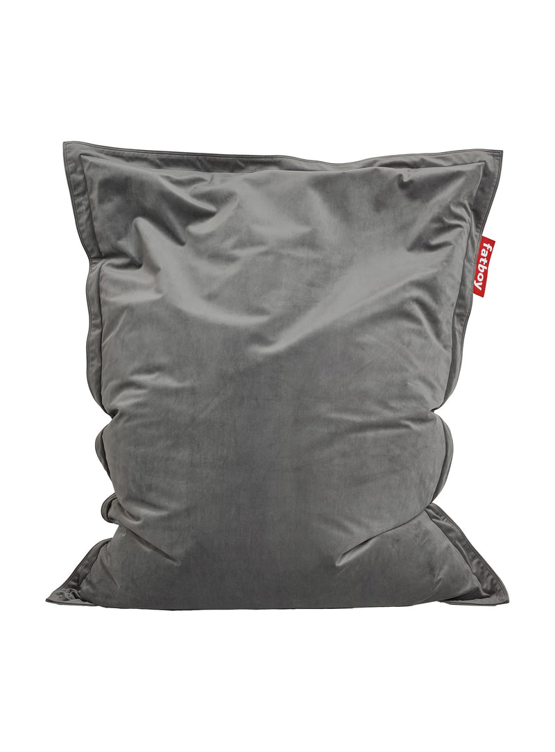 Pouf Slim Velvet taupe de Fatboy : luxueux velours recyclé, doux et durable, parfait pour un style chic et écoresponsable au Canada.