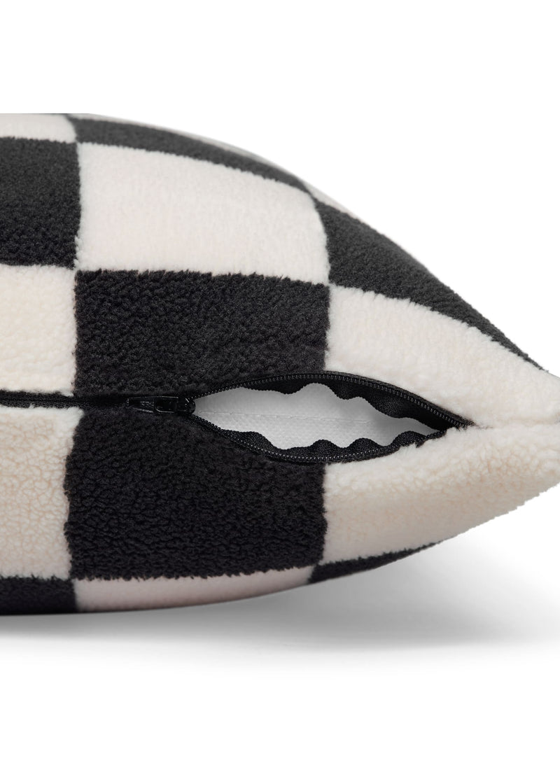 Le tissu teddy ultra-doux et les carreaux tendance font de ce coussin un accessoire amusant et élégant pour votre intérieur.