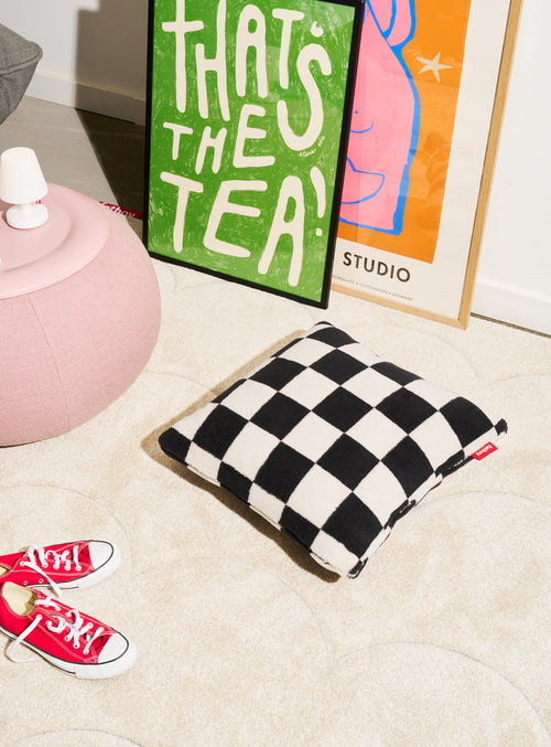 Le coussin carré Teddy Chess ajoute un motif audacieux et un confort moelleux à tout canapé, lit ou chaise.