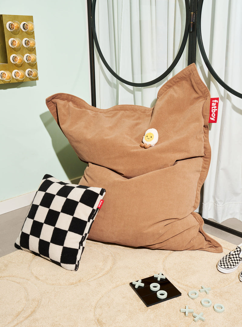 Rendez votre espace plus confortable avec ce coussin ultra-doux à carreaux, alliant style ludique et confort quotidien.